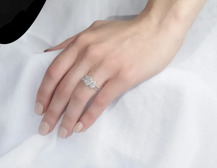 Independent Jewellers Rings 14kt white Gold 075cttw Oval Halo Ring